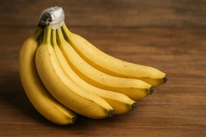 plátanos con el tallo envuelto para que no maduren tan rápido
