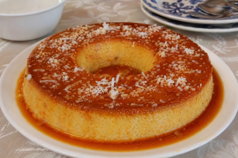 Delicioso flan de coco casero con textura cremosa