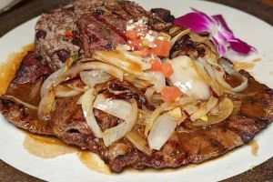 plato de bistec encebollado