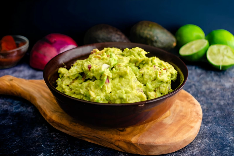tazón con guacamole estilo puerto rico